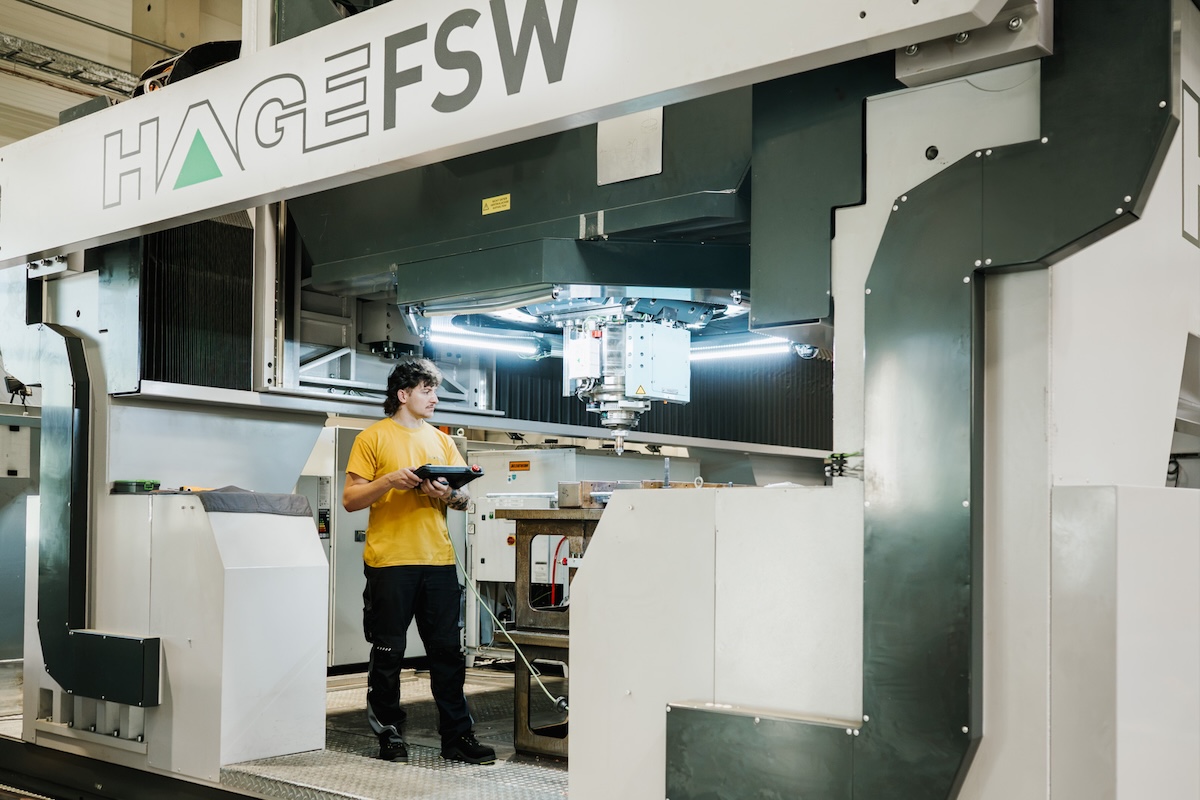 HAGE Mitarbeiter beim Bedienen einer Maschine mit der Aufschrift HAGE FSW